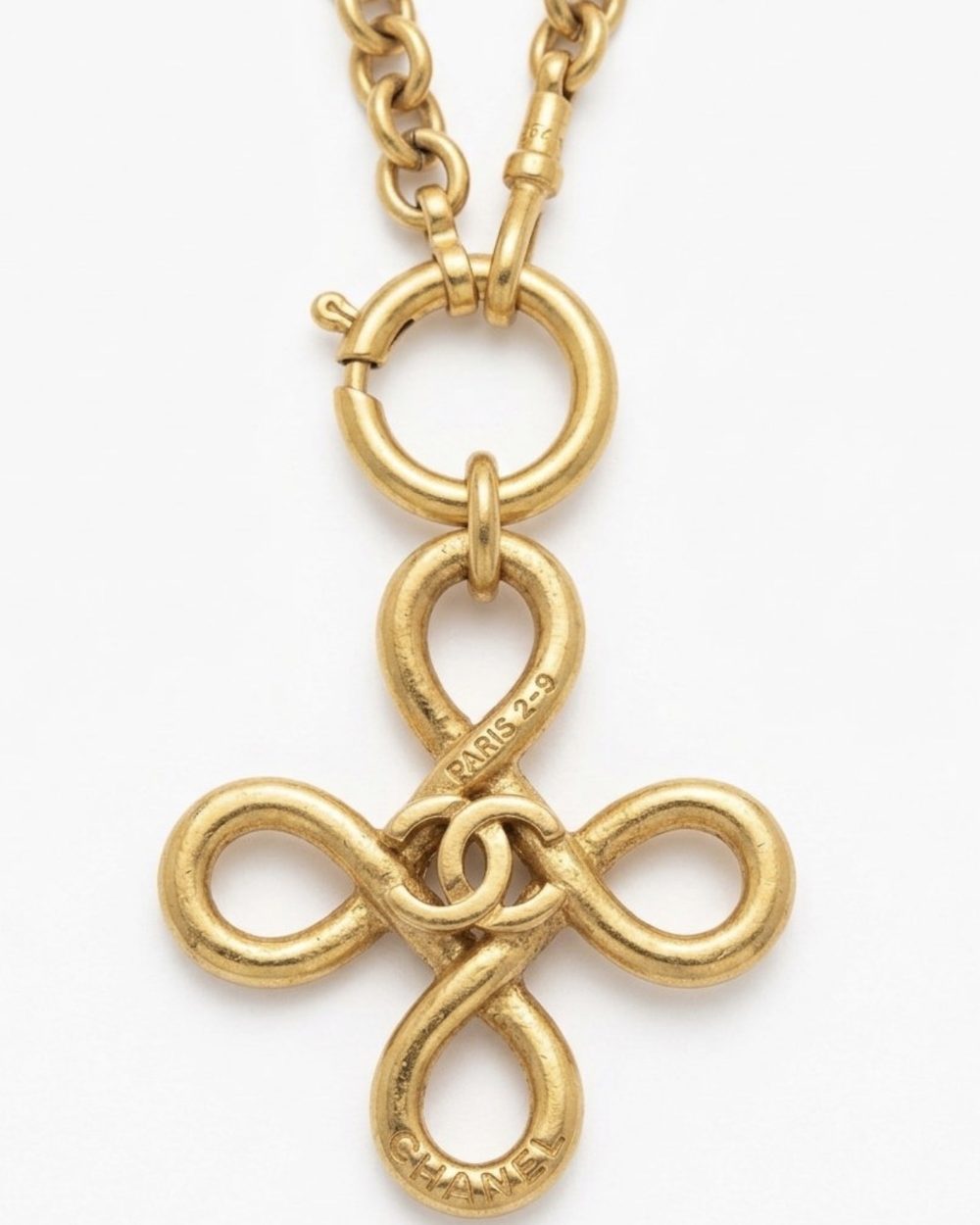 Clover Knot on chain, charm close-up — Maison Dorée vintage charm necklace