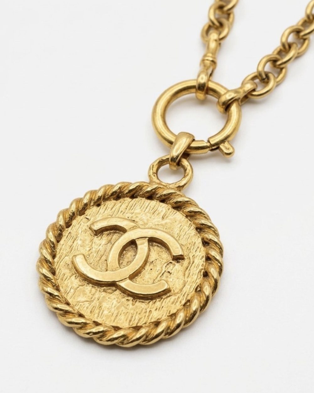 Rope Medallion on chain, charm close-up — Maison Dorée vintage charm necklace